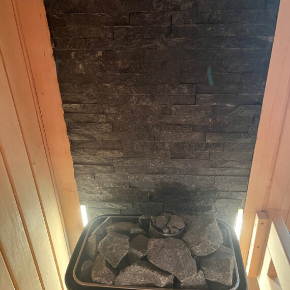 Kamienna ściana za piecem