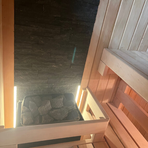 Ściana za piecem wyłożona kamieniem naturalnym